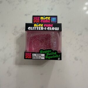NeeDoh Glitter & Glow nice cube in the color pink glitter